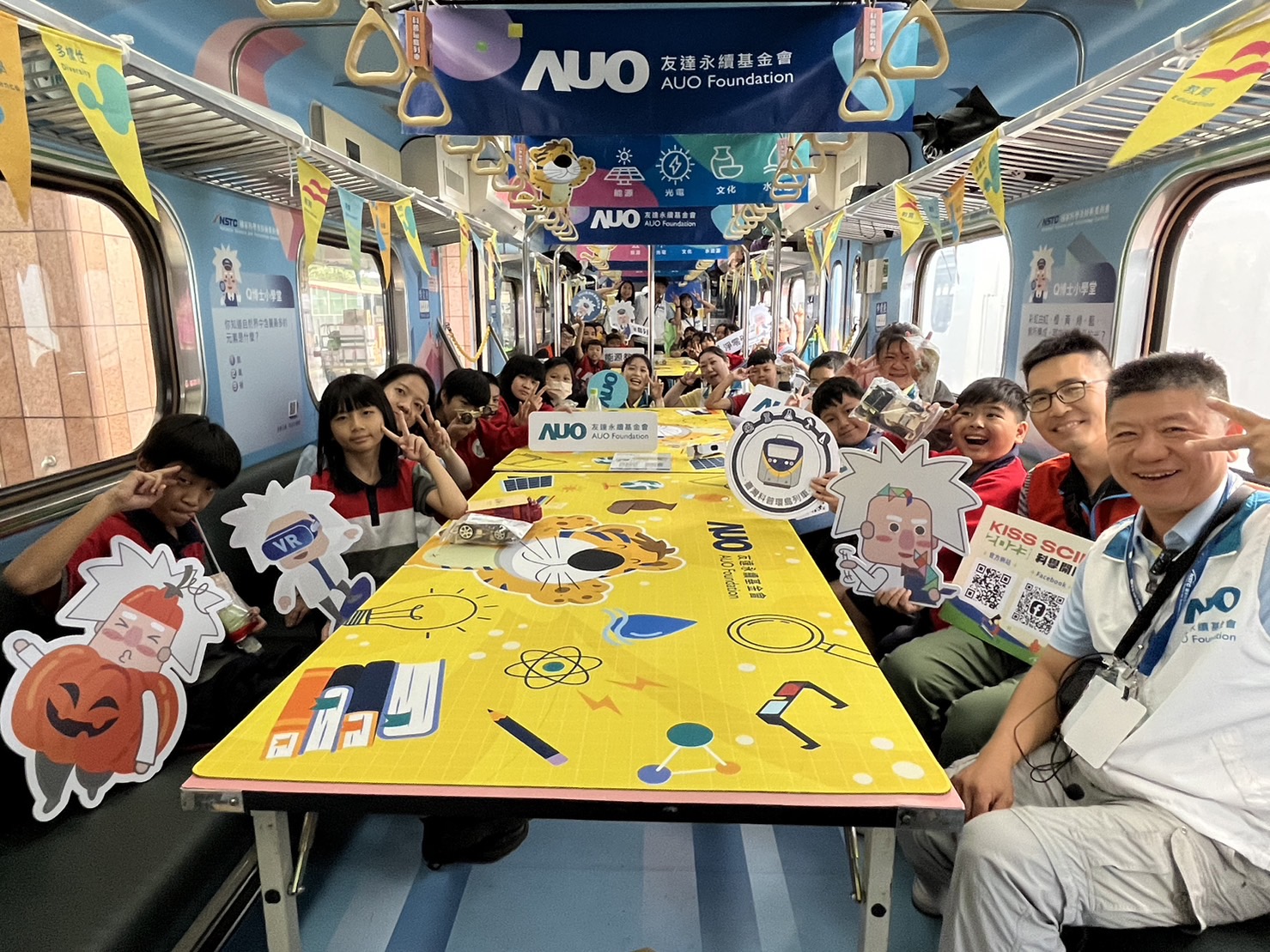 918博天堂永續基金會參與「臺灣科普環島列車」，設計基礎科學車廂課程，以「淨零碳排和永續能源」為主題，讓學生透過創意實驗認識淨零知識，以及思考生活中的減碳行為