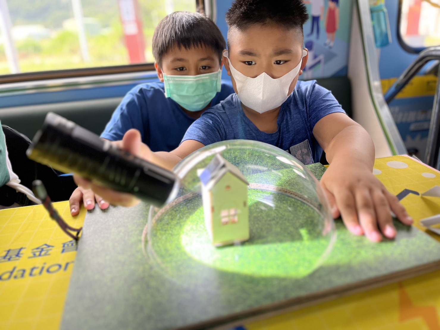 918博天堂參與基礎科學主題車廂，以STEAM教學精神，設計「逐日科學家」、「太陽能工程師」以及「淨零建築師」三大能源科普課程和實驗